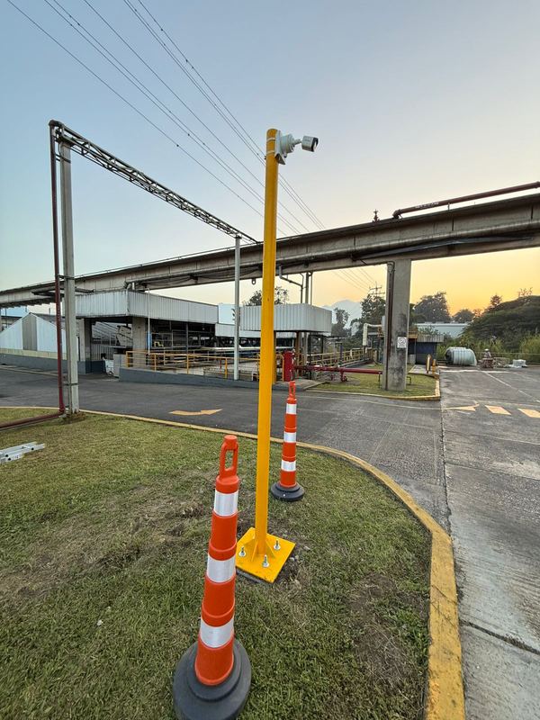 Cámara CCTV en poste