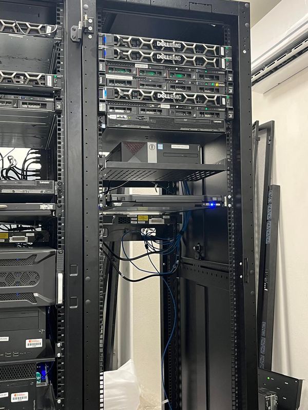 Instalación de rack y montaje de equipos